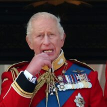 Sinal dos tempos: Rei Charles deixa de ser o “Defensor da Fé” Rei Charles III, entre a rainha Camila e o príncipe William: mudança em título histórico.