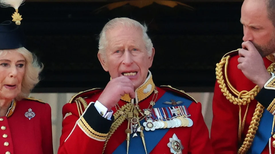Rei Charles III, entre a rainha Camila e o príncipe William: mudança em título histórico.