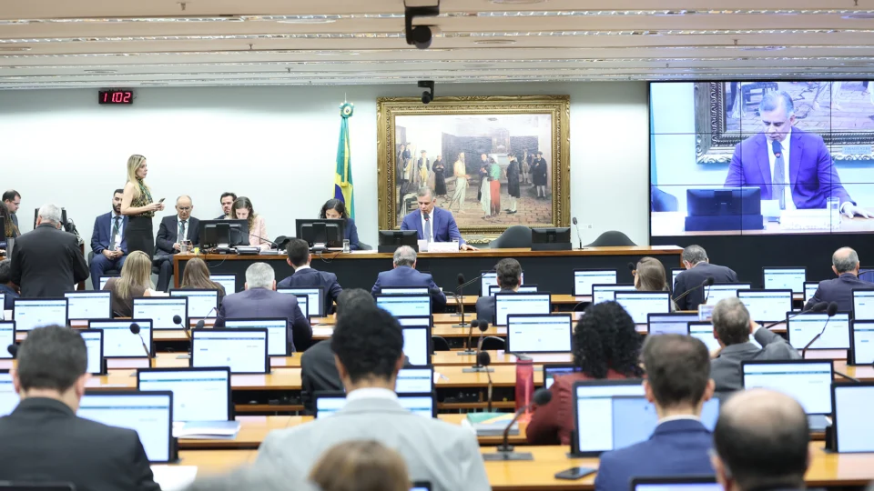 PEC que acaba com aposentadoria compulsória como punição a juízes foi aprovada na CCJC da Câmara.