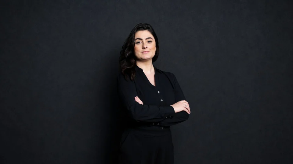 Isabela Marina Chiapetti Casagrande, advogada da SV Advocacia, acompanha as principais decisões dos tribunais superiores e atua na orientação de proprietários, síndicos e investidores em questões de Direito Imobiliário e Condominial, com foco na prevenção de conflitos e na segurança jurídica.