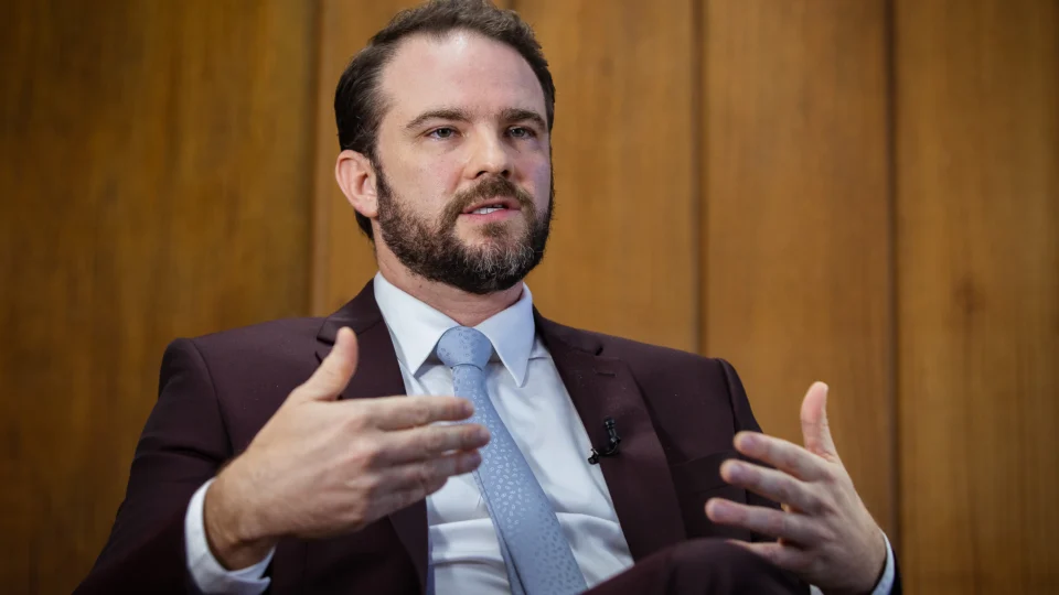 Durigan diz que discussões estão adiadas até a próxima semana para acompanhar cenário no Oriente Médio.