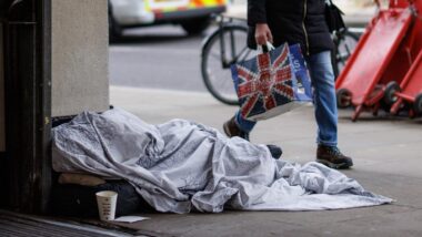 Morador de rua em Londres: a partir de agora, “vadiagem” não será tratada como ilegal. Imagem referente a matéria