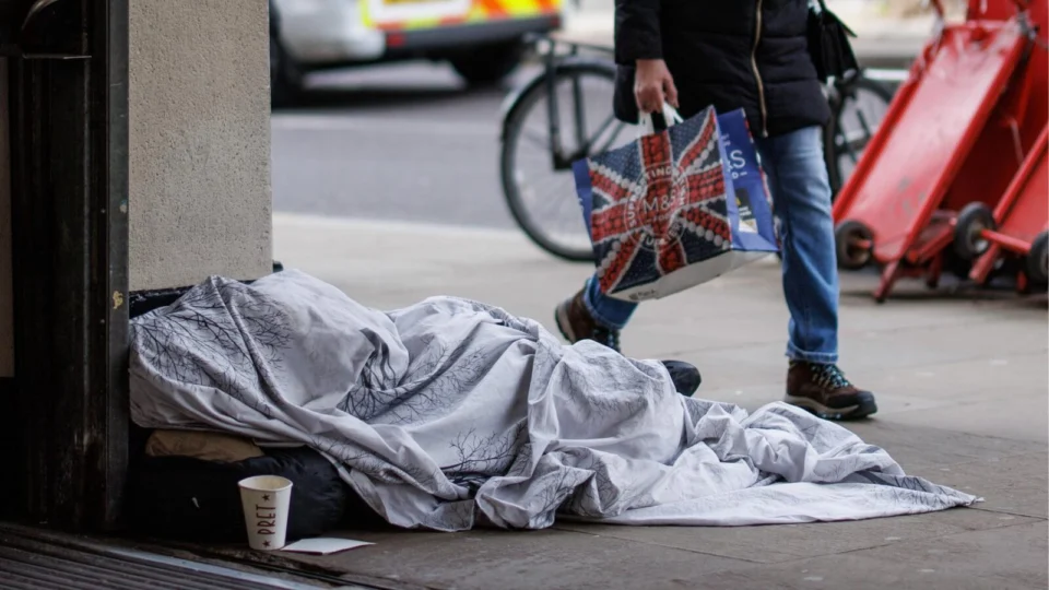 Morador de rua em Londres: a partir de agora, prática não será tratada como ilegal.