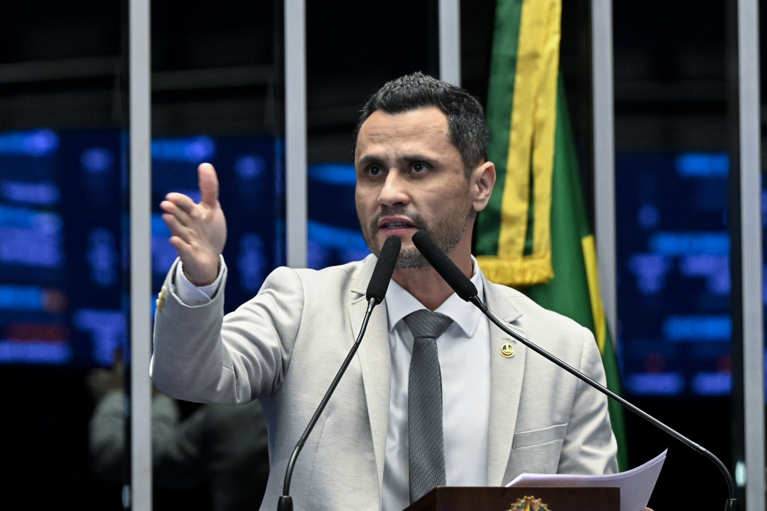 Ex-prefeito de Betim passou a ser cogitado para candidatura própria em meio a indefinição do senador.