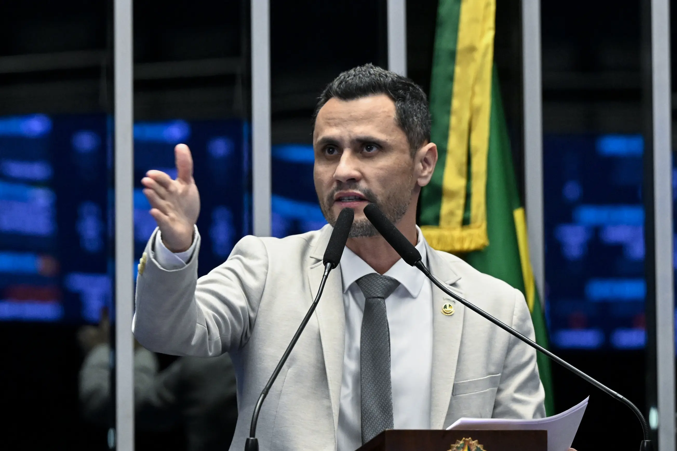 Ex-prefeito de Betim passou a ser cogitado para candidatura própria em meio a indefinição do senador.