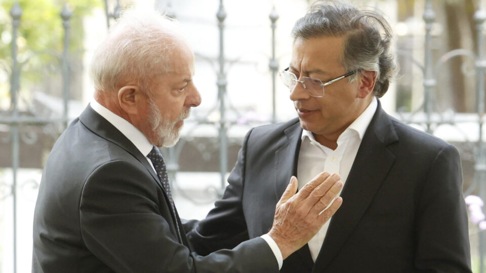 Após dizer que não reconheceria novo presidente, Petro recua em telefonema para Lula