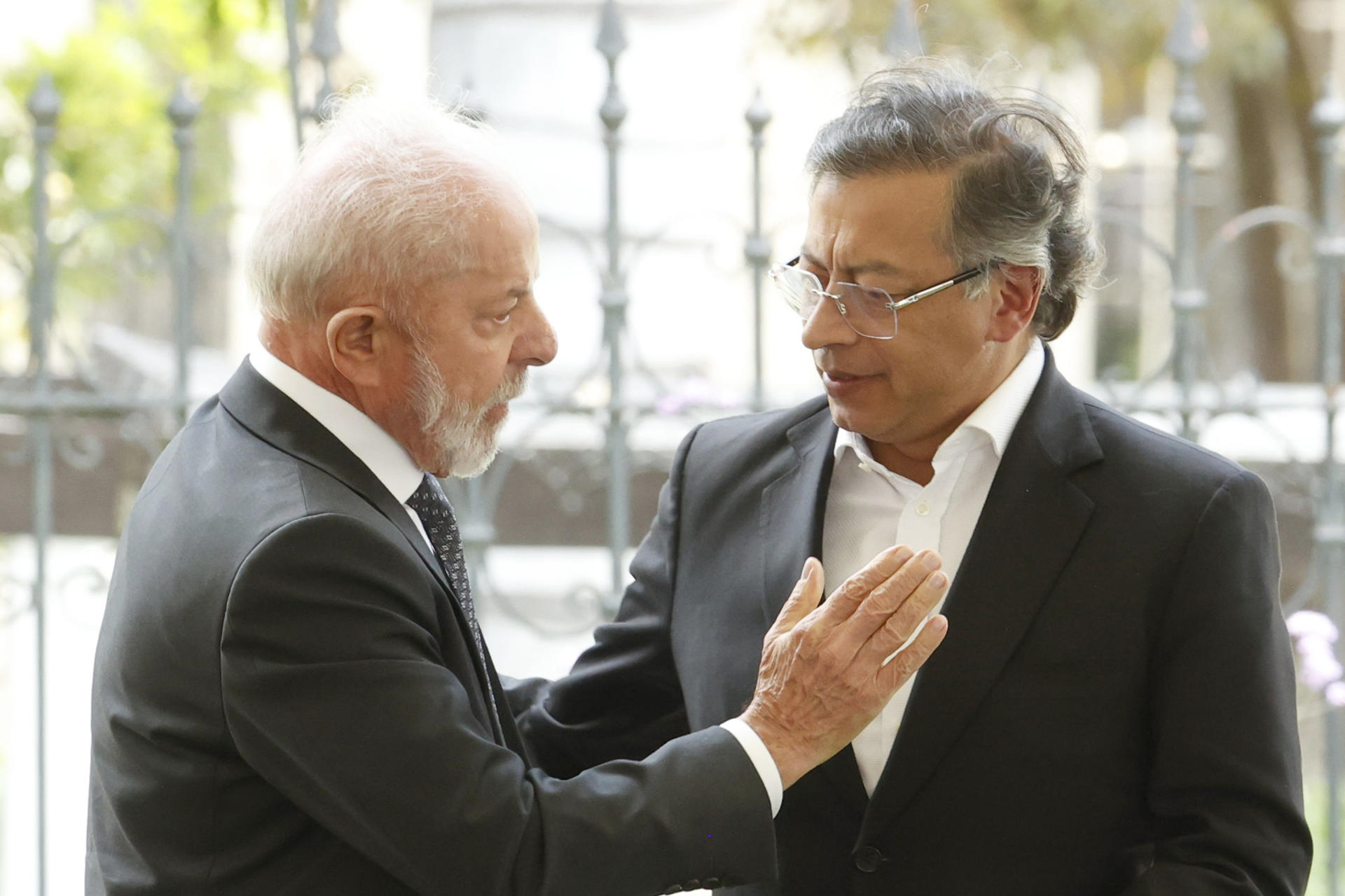 Após dizer que não reconheceria novo presidente, Petro recua em telefonema para Lula