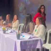 Promotora que repreendeu fala sobre Deus é alvo de denúncia no MPRJ A promotora Elayne Christina foi alvo de denúncia no Conselho Superior do Ministério Público do Rio de Janeiro (MPRJ). Na imagem, ela aparece se retirando do evento após repreender fala sobre Deus.