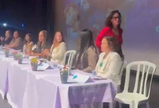 A promotora Elayne Christina foi alvo de denúncia no Conselho Superior do Ministério Público do Rio de Janeiro (MPRJ). Na imagem, ela aparece se retirando do evento “em protesto” após repreender fala sobre Deus.