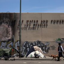 Como a Califórnia foi de destino dos sonhos a terceiro pior estado americano Moradores de rua ocupam a calçada em frente a prédio dilapidado em Los Angeles, na Califórnia: os bons tempos ficaram no passado.