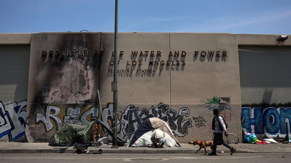 Moradores de rua ocupam a calçada em frente a prédio dilapidado em Los Angeles, na Califórnia: os bons tempos ficaram no passado.