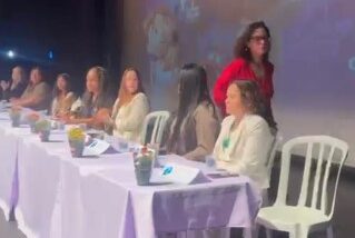 Quem é a promotora denunciada por proibir menção a Deus em evento público?