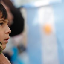 Escolas argentinas promovem o patriotismo na infância relembrando as principais datas e personagens históricos do país. Imagem referente a matéria