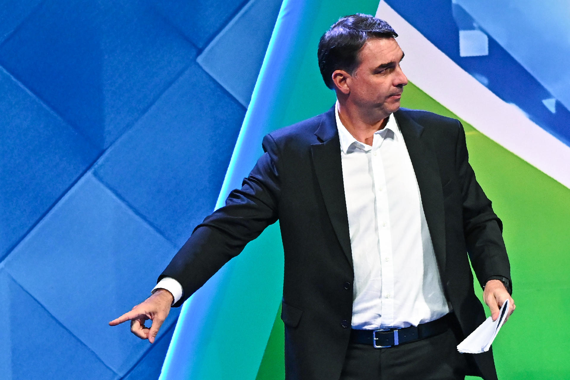 Flávio representa contra promotora que repreendeu fala sobre Deus no RJ