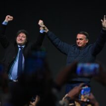 Milei anunciou que estará presente na oficialização da candidatura de Flávio Bolsonaro, em São Paulo Imagem referente a matéria
