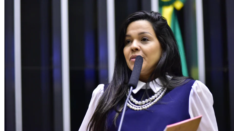 Priscila Costa esteve no centro da tensão pública entre Michelle e Flávio Bolsonaro.