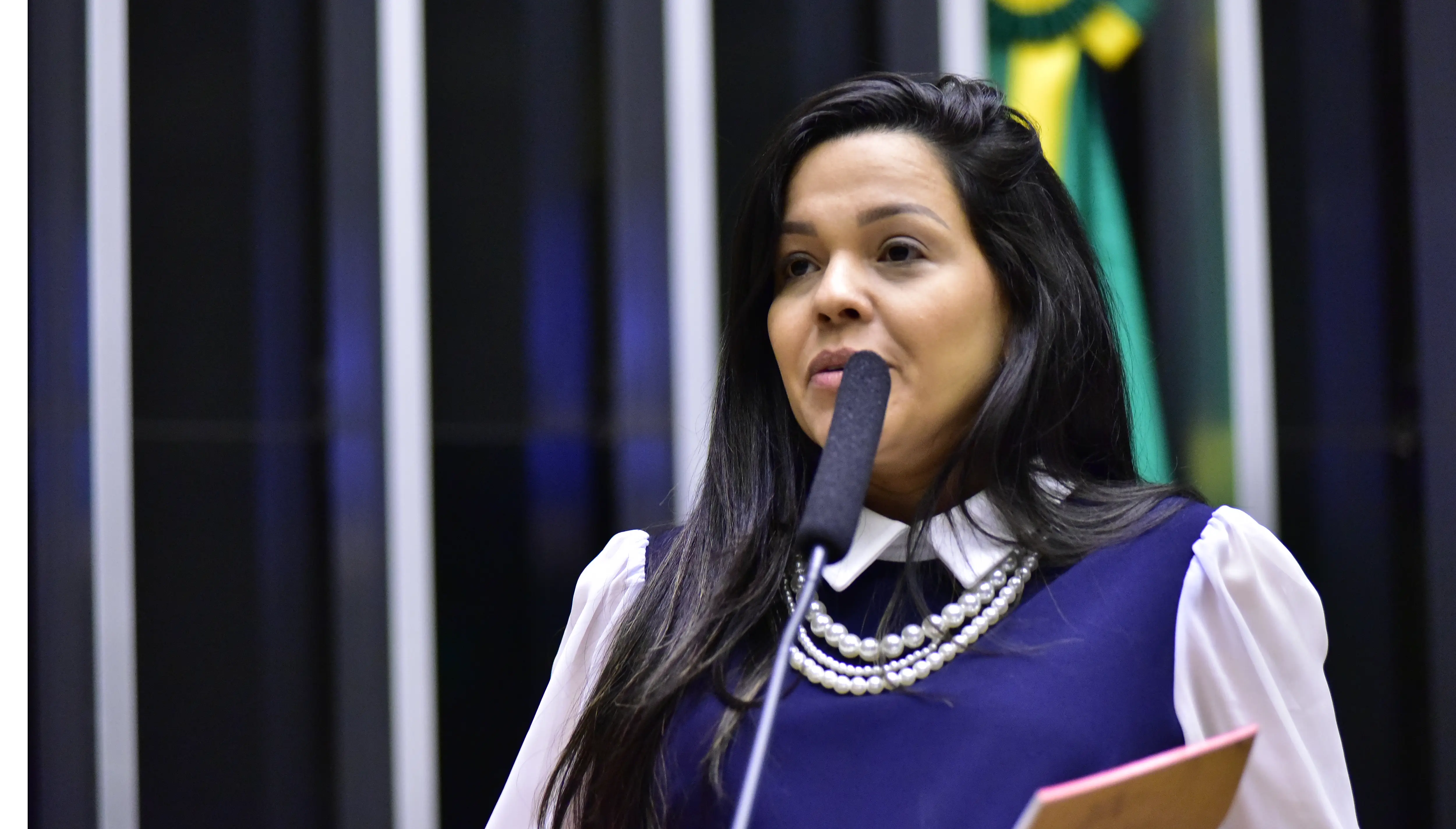Priscila Costa esteve no centro da tensão pública entre Michelle e Flávio Bolsonaro.