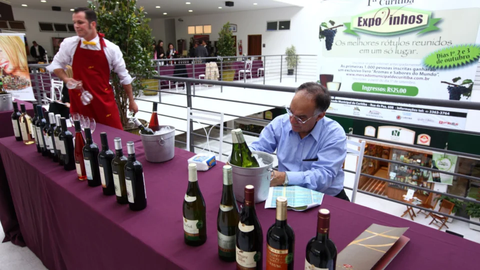 Eventos como a Expo Vinhos reforçam a vocação gastronômica do Mercado Municipal durante a temporada de inverno.