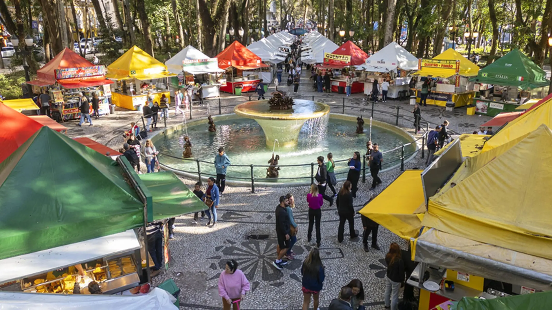 No Centro, as tradicionais Feiras Especiais de Inverno reúnem sabores, artesanato e atrações culturais em um ambiente de convivência. 