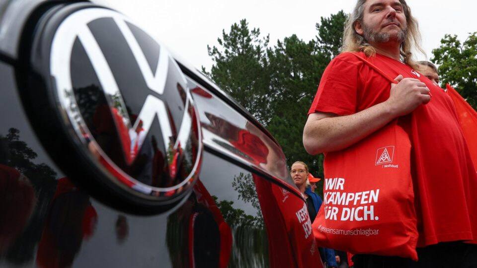 Concorrência da China faz Volkswagen anunciar corte de 50% dos modelos automotivos