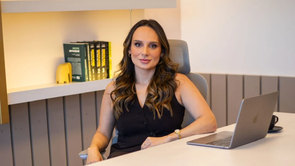 Para a advogada criminalista Andressa Silva, a prevenção, a transparência e a adoção de boas práticas de governança são fundamentais para reduzir riscos no atual cenário das investigações de crimes financeiros.