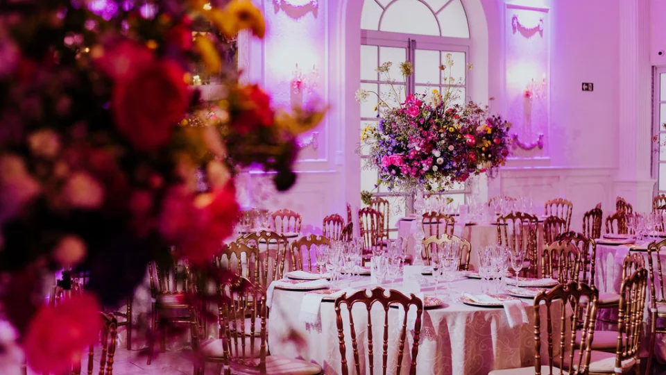 Realize o sonho da sua debutante com uma festa de 15 anos mágica. Descubra no guia completo por que o Castello Reale é o cenário ideal para esse momento único.