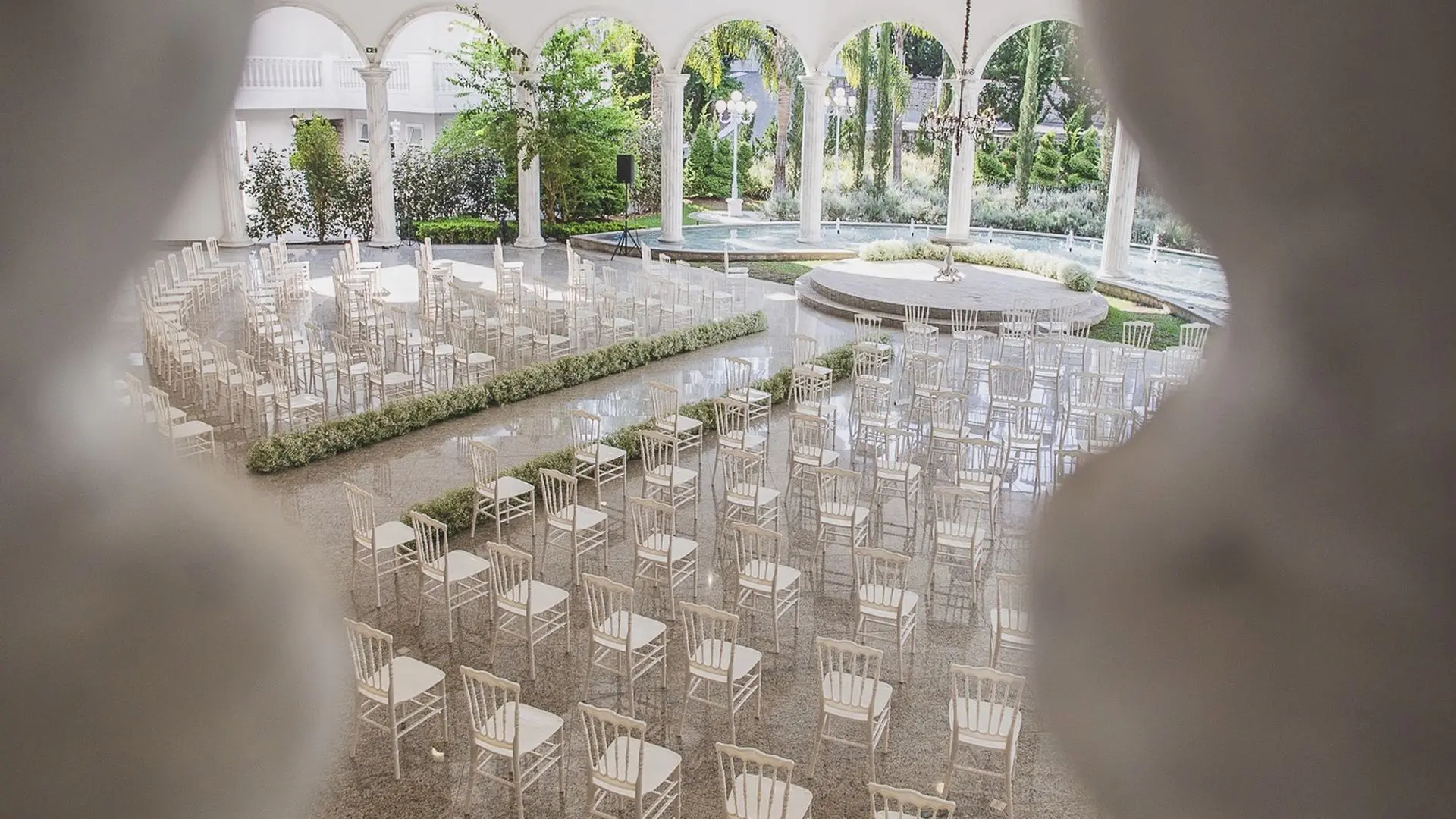 Onde os sonhos de realeza se tornam realidade. Cada detalhe foi pensado para que a sua celebração seja digna de um conto de fadas, em um cenário de luxo e tradição.