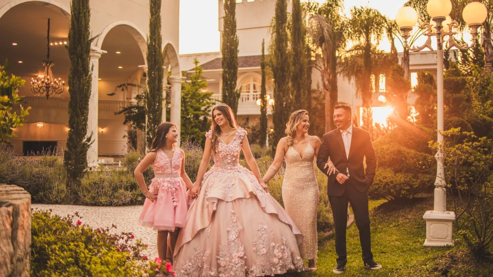 Viva o sonho da debutante em família! Descubra como o Castello Reale transforma a festa de 15 anos em um momento inesquecível de amor, elegância e celebração.