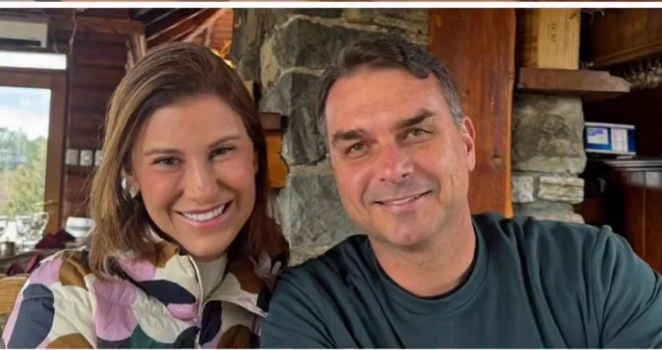 Fernanda Bolsonaro ganha espaço na pré-campanha de Flávio após saída de Michelle.