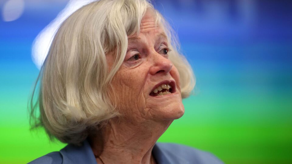 Morte de ex-secretária conservadora do governo britânico reacende alerta sobre violência política no país