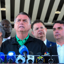 Bolsonaro escreve carta em apoio a Flávio após crise no PL e pede união da direita Imagem referente a matéria