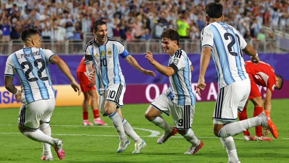 Argentina e Inglaterra vencem e farão semifinal na Copa