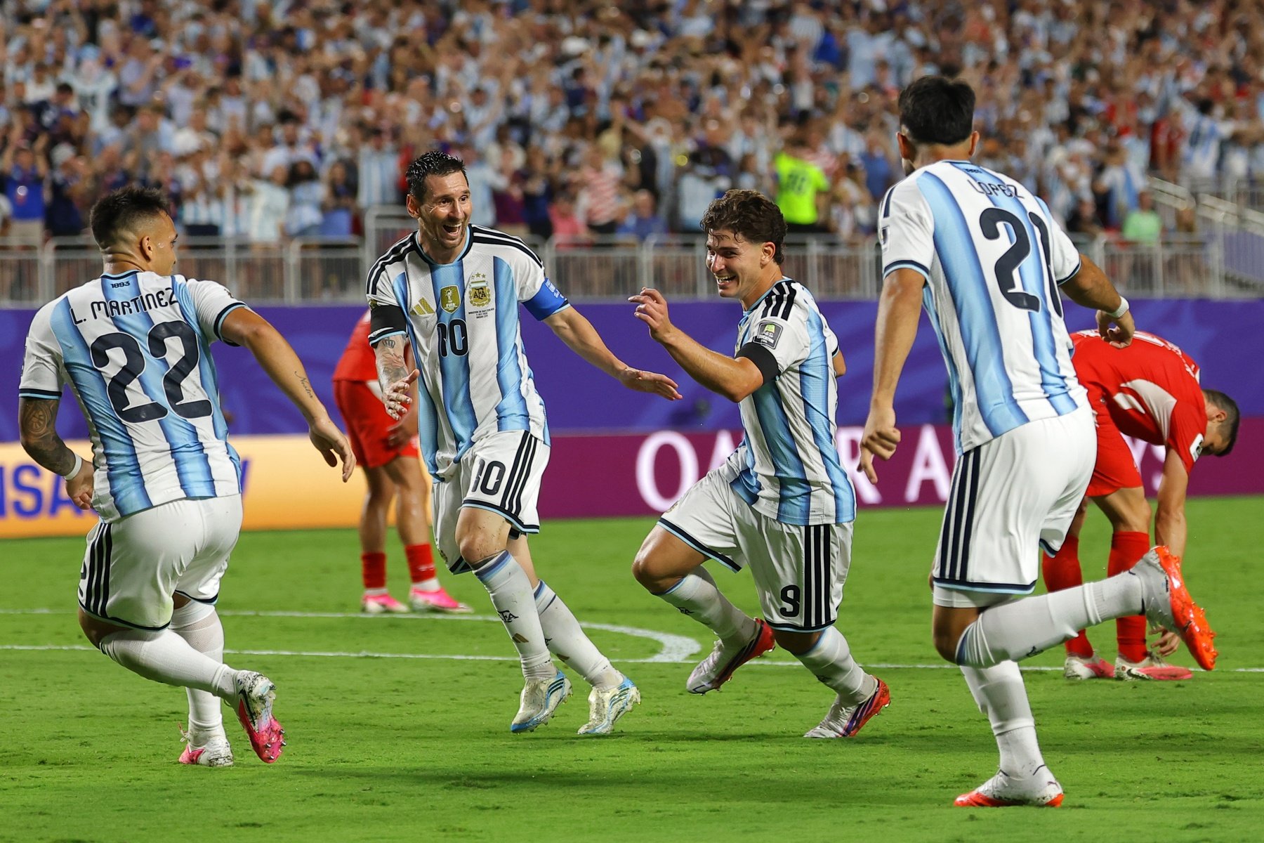 Argentina e Inglaterra vencem e farão semifinal na Copa