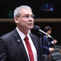 Lindbergh pede ao STF revogação da prisão domiciliar de Bolsonaro após carta Imagem referente a matéria