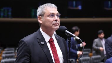 Lindbergh pede ao STF revogação da prisão domiciliar de Bolsonaro após carta divulgada por Flávio. Imagem referente a matéria