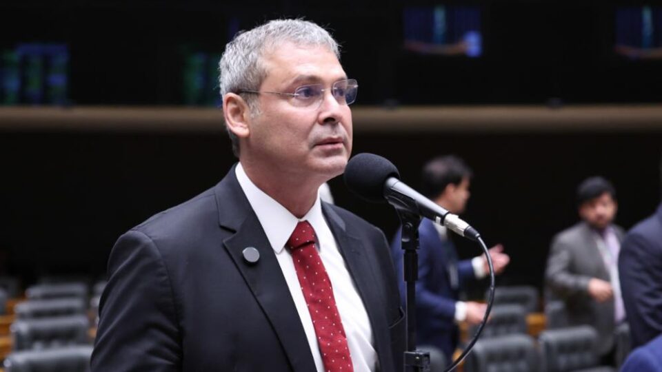 Lindbergh pede ao STF revogação da prisão domiciliar de Bolsonaro após carta