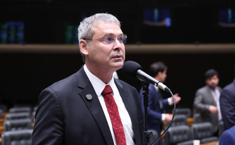 Lindbergh pede ao STF revogação da prisão domiciliar de Bolsonaro após carta