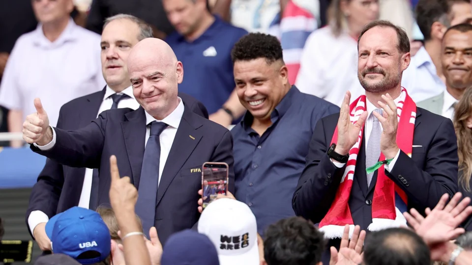 Presidente da FIFA, Gianni Infantino, acompanhado de Ronaldo Nazário e do príncipe Haakon, da Noruega, assistem a jogo das oitavas de final em Miami