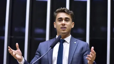 Nikolas Ferreira defende a união no PL e reafirma apoio à pré-candidatura de Flávio Bolsonaro.