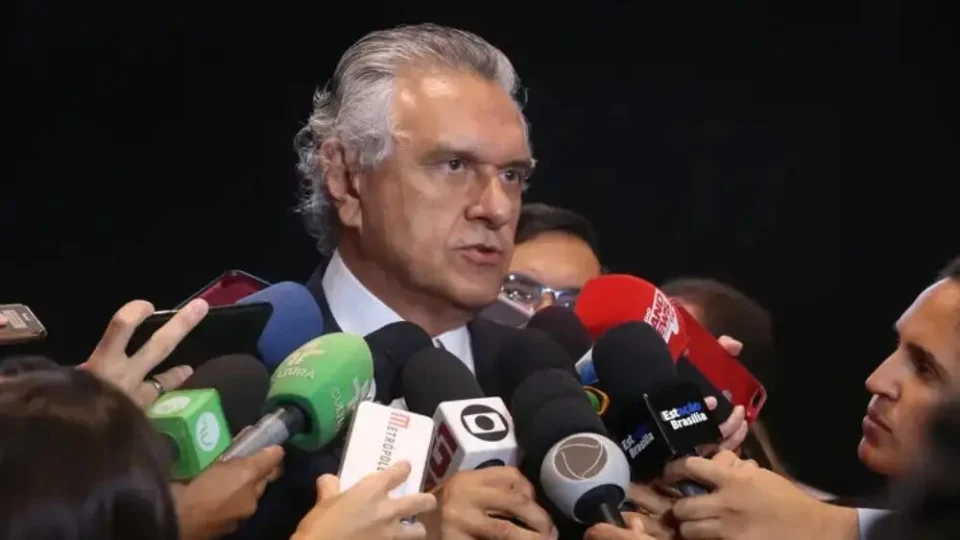 Caiado questiona liderança de Flávio Bolsonaro após carta de Jair Bolsonaro.