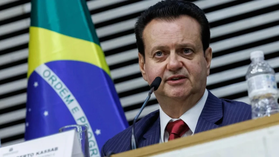Kassab afirma que Flávio Bolsonaro enfrenta problemas políticos, mas avalia que o senador permanecerá na disputa pela Presidência.
