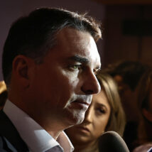 Moraes suspende visitas de Flávio a Bolsonaro por 90 dias Ministro viu descumprimento de regras em carta de Bolsonaro ao eleitorado.