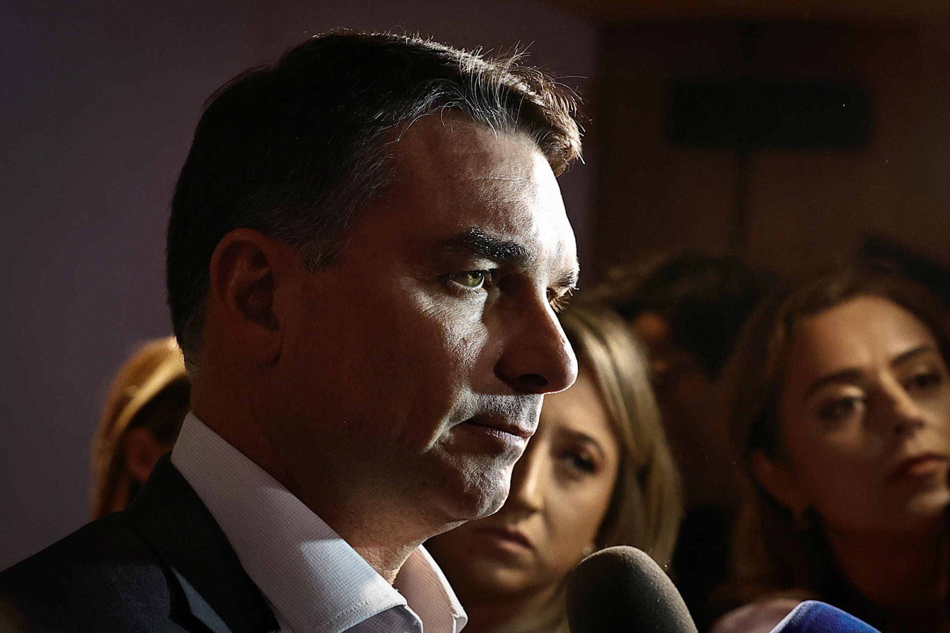 Moraes suspende visitas de Flávio a Bolsonaro por 90 dias