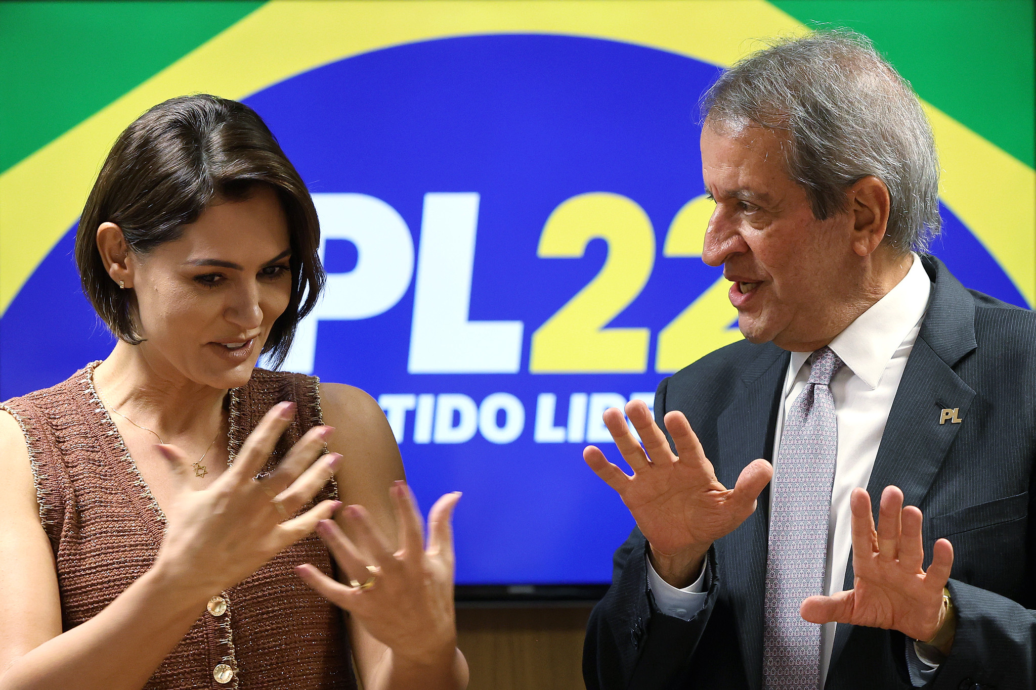 Saída de Ibaneis leva PL a pressionar Michelle por candidatura ao Senado no DF