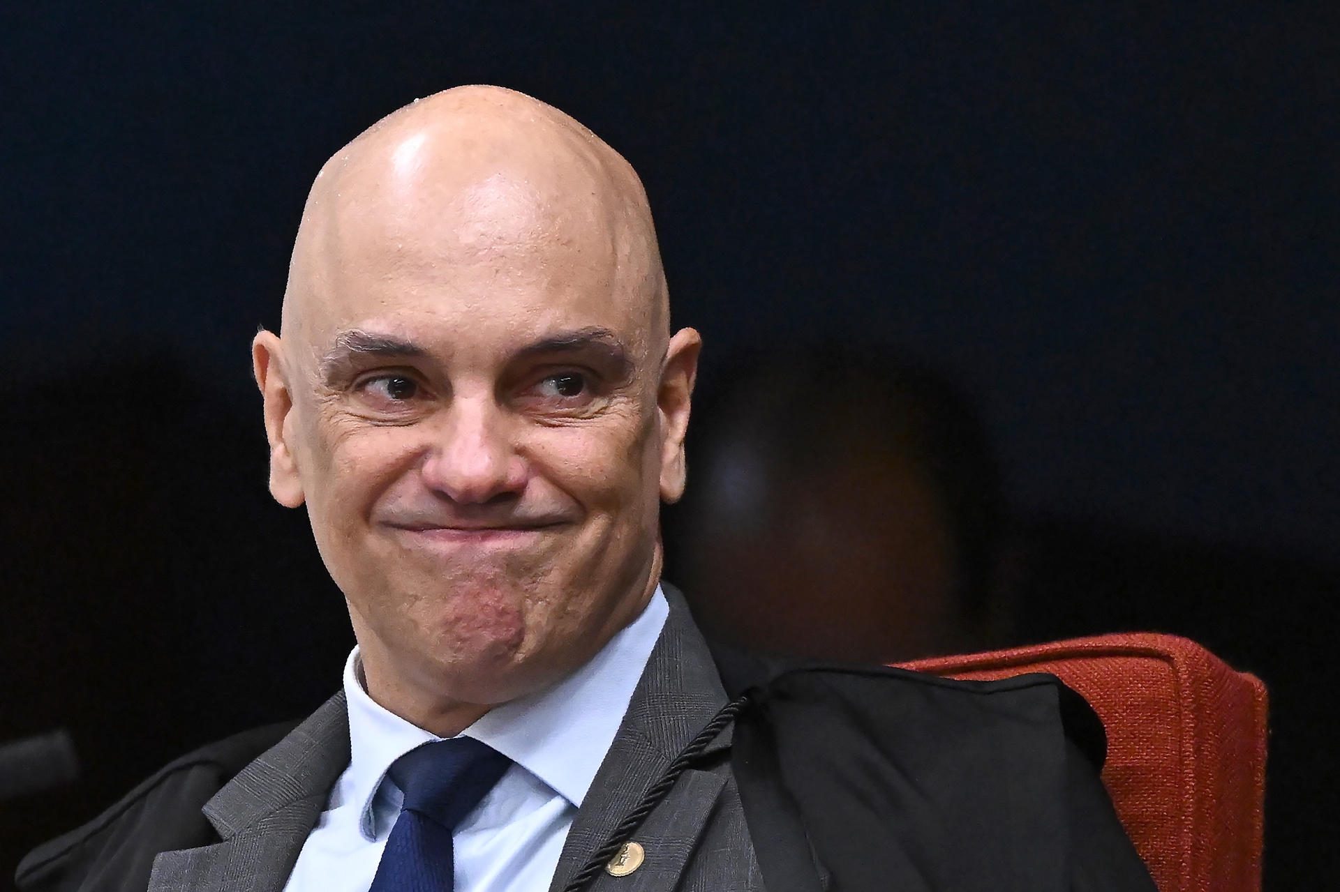 Grupo de advogados cobra OAB após Moraes impedir comunicação entre Flávio e Bolsonaro