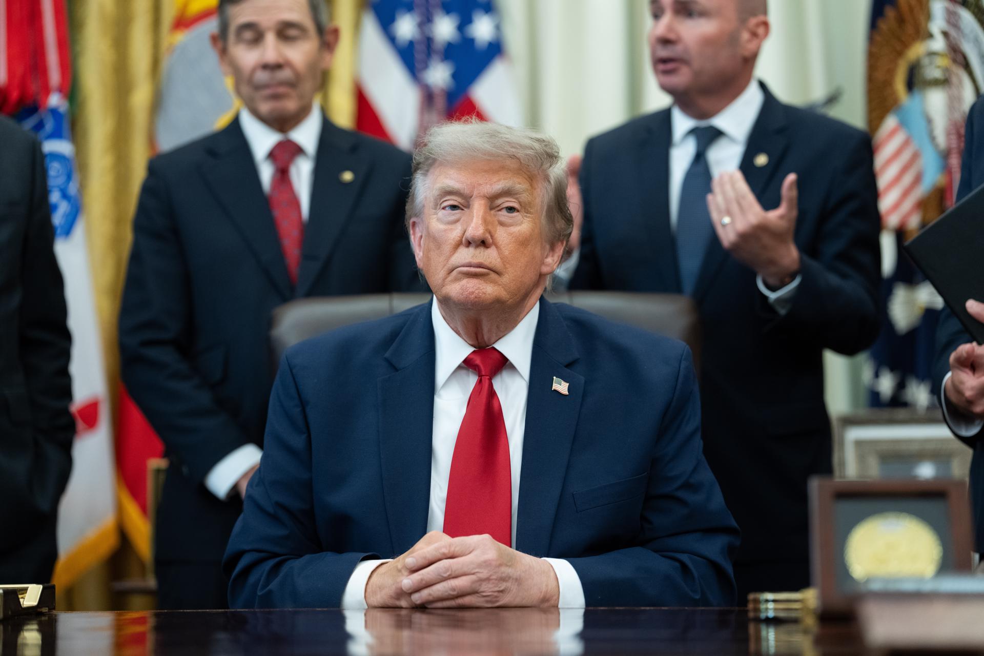 Trump vai denunciar vulnerabilidades em urnas eletrônicas dos EUA em discurso, diz agência