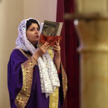 Cristã iraniana em igreja de Teerã durante celebração do Ano Novo, em janeiro deste ano: minoria perseguida. Imagem referente a matéria