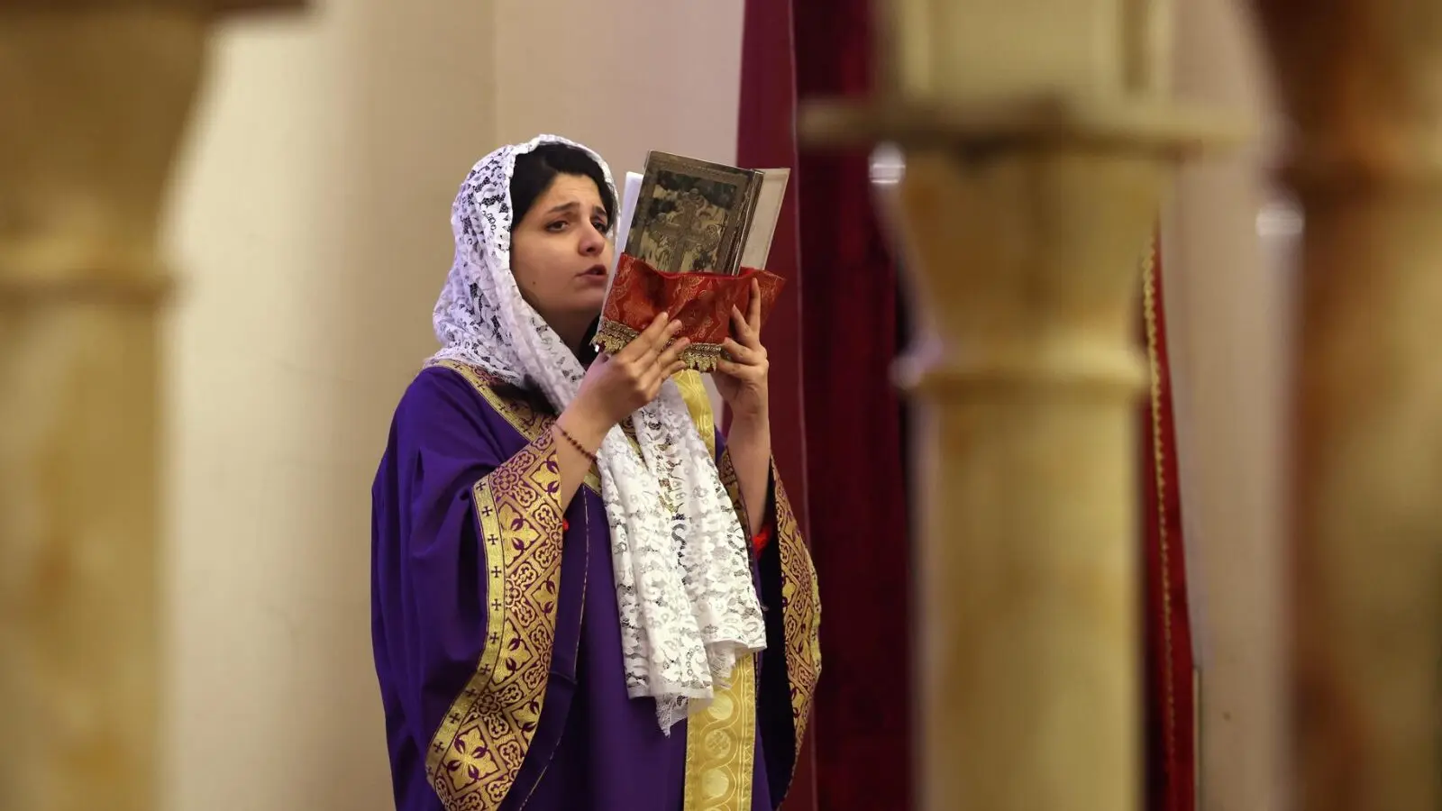 Cristã iraniana em igreja de Teerã durante celebração do Ano Novo, em janeiro deste ano: minoria perseguida.