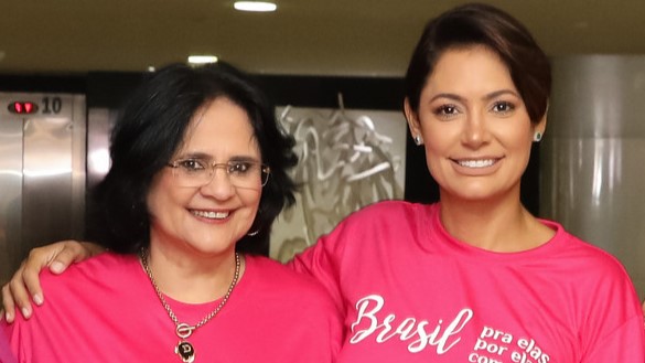 Damares sai em defesa de Michelle Bolsonaro e reafirma apoio a Flávio