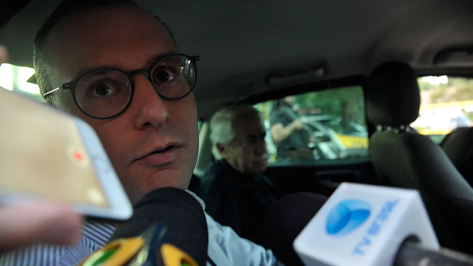 O então advogado, Cristiano Zanin, fala a imprensa após visita ao ex presidente Lula, na Superintendência da Polícia Federal no Paraná.